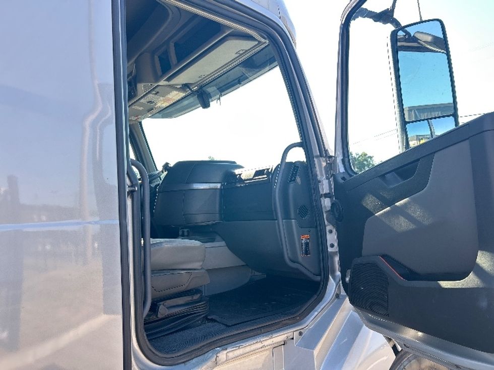 Sleeper Tractor-Heavy Duty Tractors-Volvo-2020-VNL64740-Lowell-AR-654,052\n\t\tmiles-$ 58,250 - Image 13