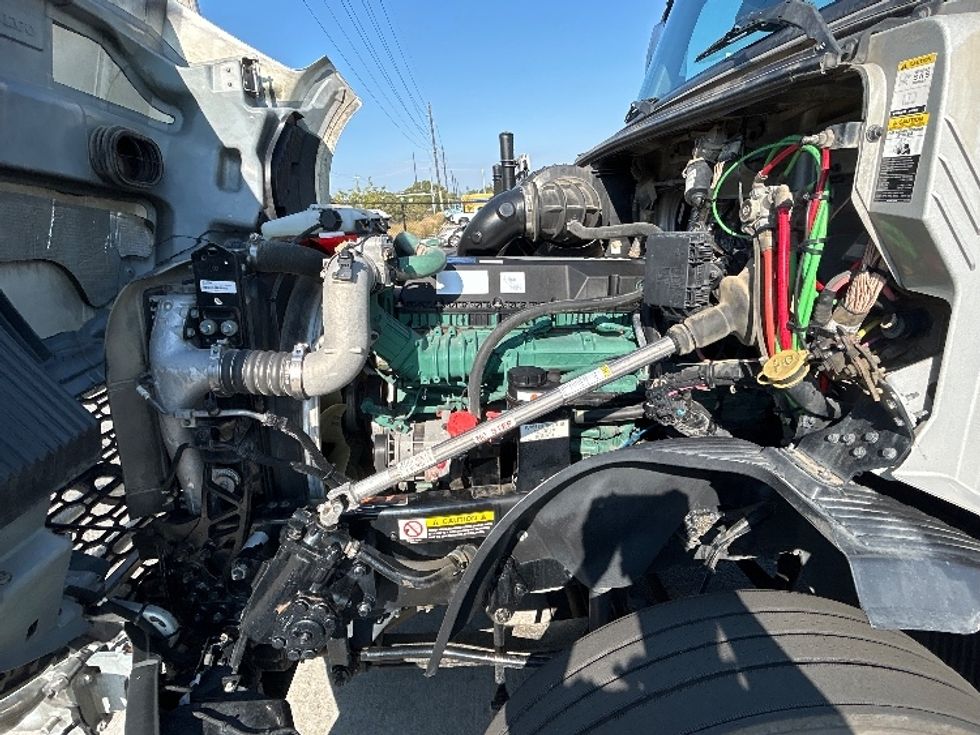 Sleeper Tractor-Heavy Duty Tractors-Volvo-2020-VNL64740-Lowell-AR-654,052\n\t\tmiles-$ 58,250 - Image 21