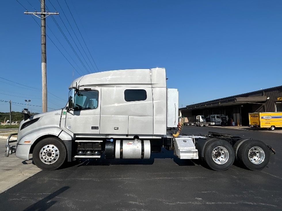 Sleeper Tractor-Heavy Duty Tractors-Volvo-2020-VNL64740-Lowell-AR-654,052\n\t\tmiles-$ 58,250 - Image 4
