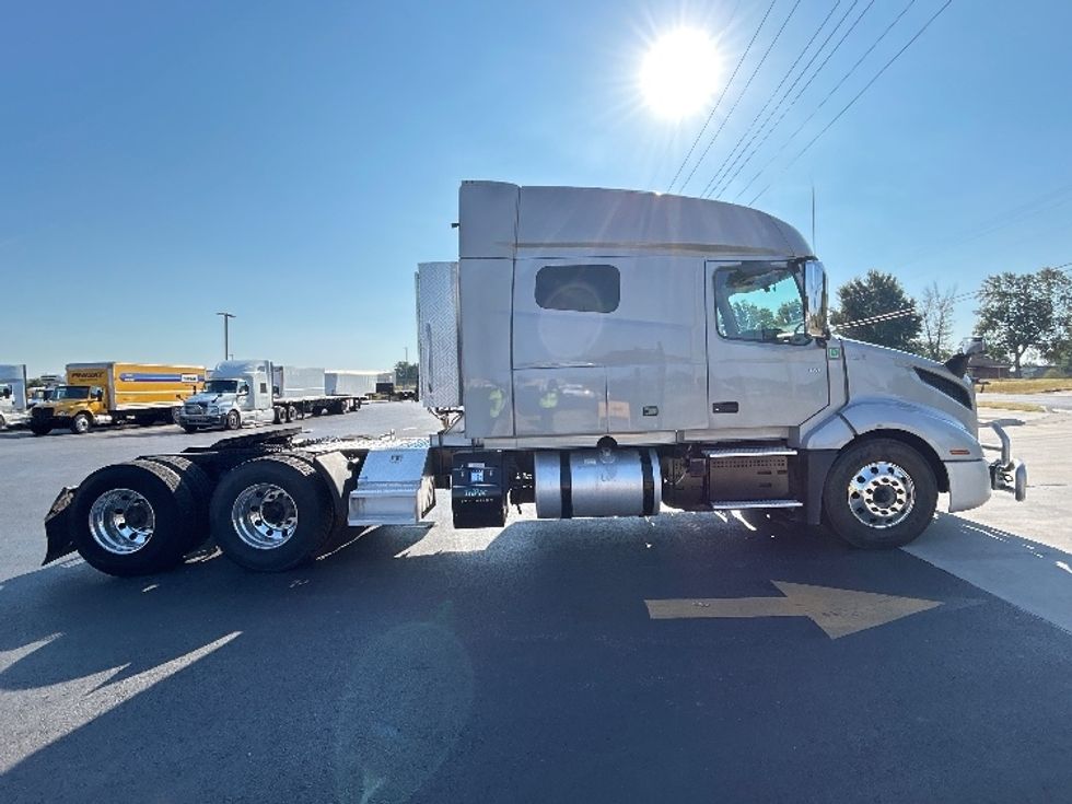 Sleeper Tractor-Heavy Duty Tractors-Volvo-2020-VNL64740-Lowell-AR-654,052\n\t\tmiles-$ 58,250 - Image 8
