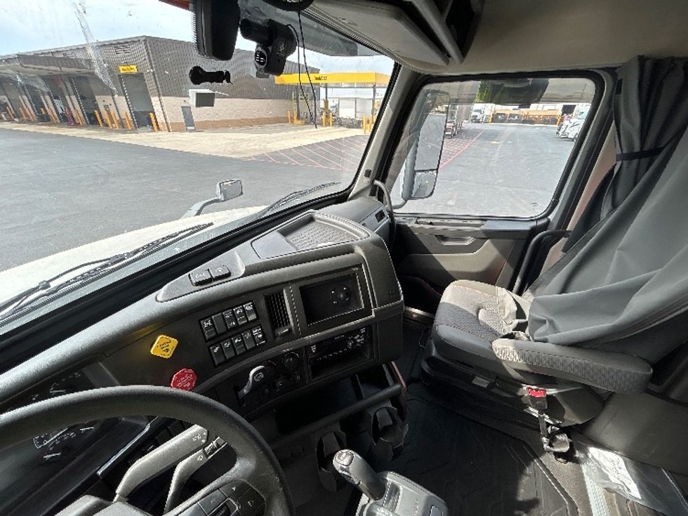 Sleeper Tractor-Heavy Duty Tractors-Volvo-2020-VNL64740-Lowell-AR-699,729\n\t\tmiles-$ 43,500 - Image 10