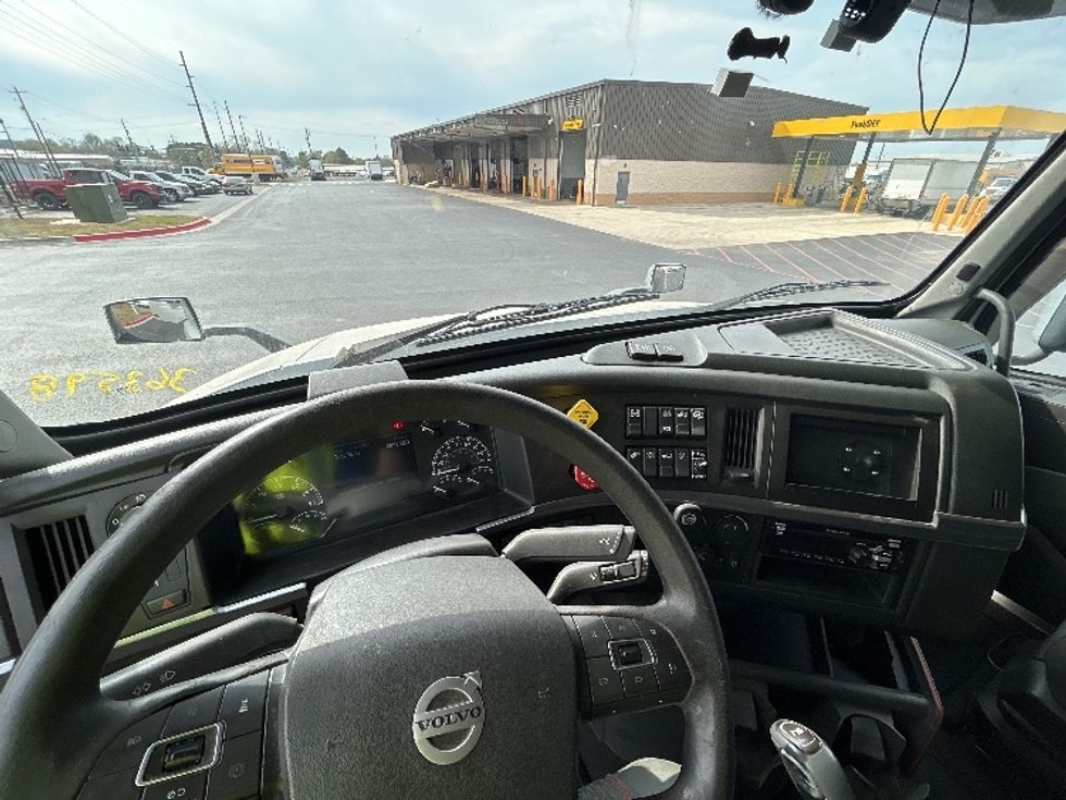 Sleeper Tractor-Heavy Duty Tractors-Volvo-2020-VNL64740-Lowell-AR-699,729\n\t\tmiles-$ 43,500 - Image 11