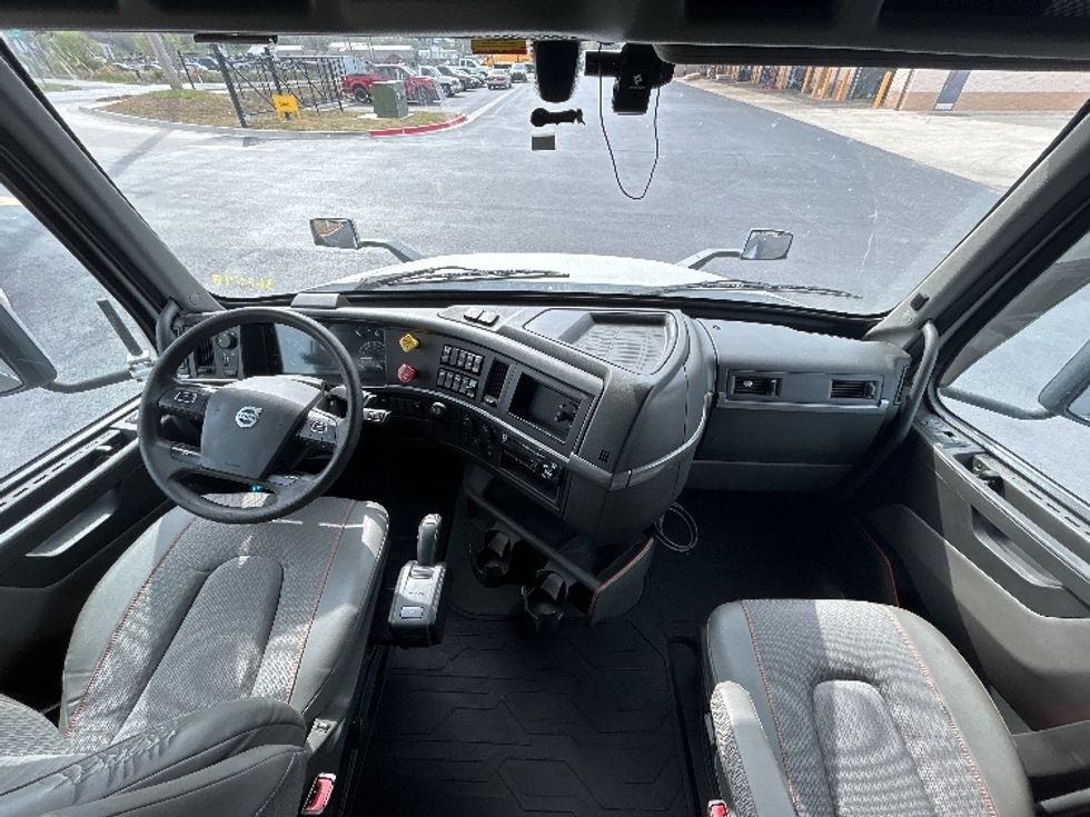 Sleeper Tractor-Heavy Duty Tractors-Volvo-2020-VNL64740-Lowell-AR-699,729\n\t\tmiles-$ 43,500 - Image 12