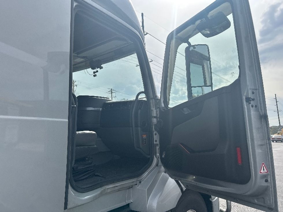 Sleeper Tractor-Heavy Duty Tractors-Volvo-2020-VNL64740-Lowell-AR-699,729\n\t\tmiles-$ 43,500 - Image 13