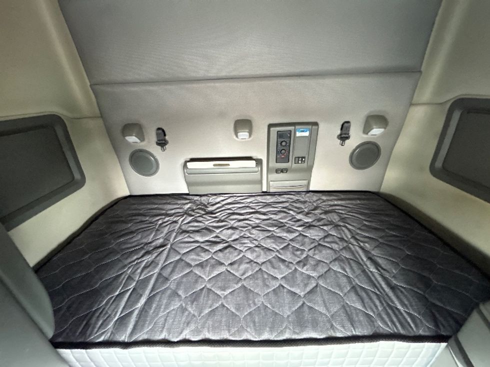 Sleeper Tractor-Heavy Duty Tractors-Volvo-2020-VNL64740-Lowell-AR-699,729\n\t\tmiles-$ 43,500 - Image 16