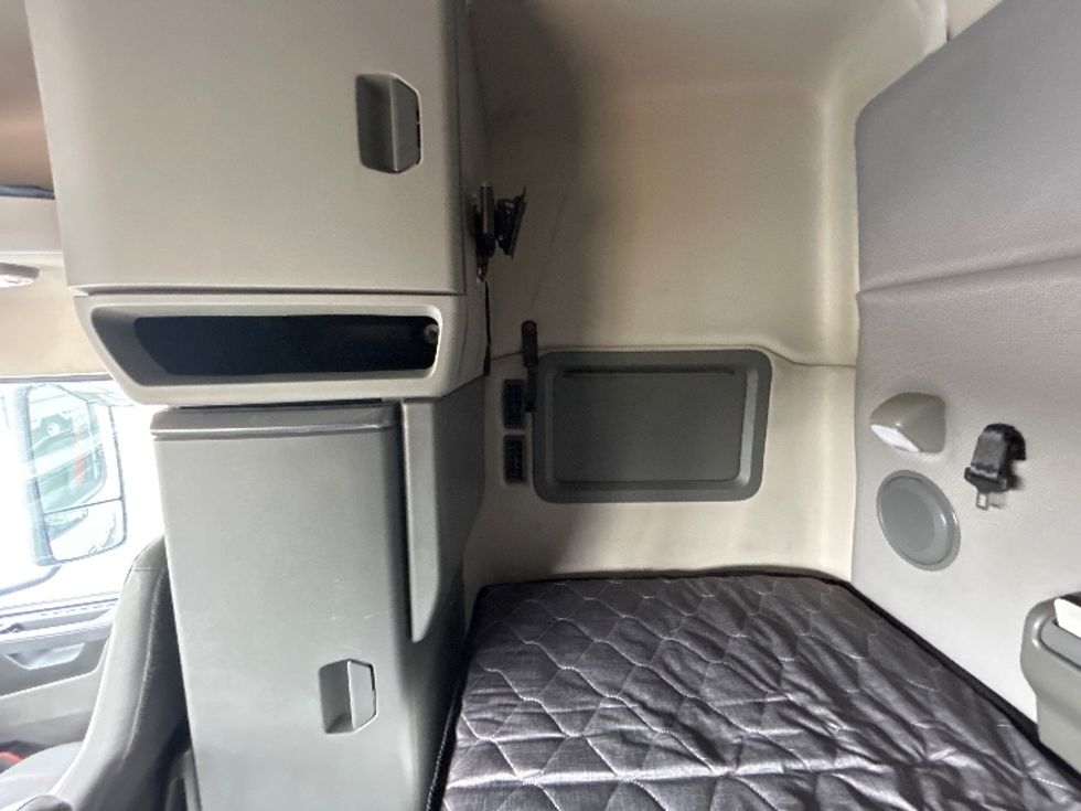 Sleeper Tractor-Heavy Duty Tractors-Volvo-2020-VNL64740-Lowell-AR-699,729\n\t\tmiles-$ 43,500 - Image 18