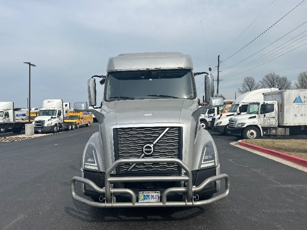 Sleeper Tractor-Heavy Duty Tractors-Volvo-2020-VNL64740-Lowell-AR-699,729\n\t\tmiles-$ 43,500 - Image 2