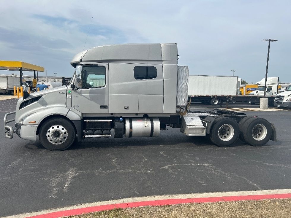 Sleeper Tractor-Heavy Duty Tractors-Volvo-2020-VNL64740-Lowell-AR-699,729\n\t\tmiles-$ 43,500 - Image 4