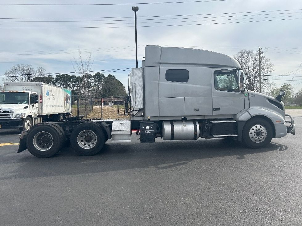 Sleeper Tractor-Heavy Duty Tractors-Volvo-2020-VNL64740-Lowell-AR-699,729\n\t\tmiles-$ 43,500 - Image 8