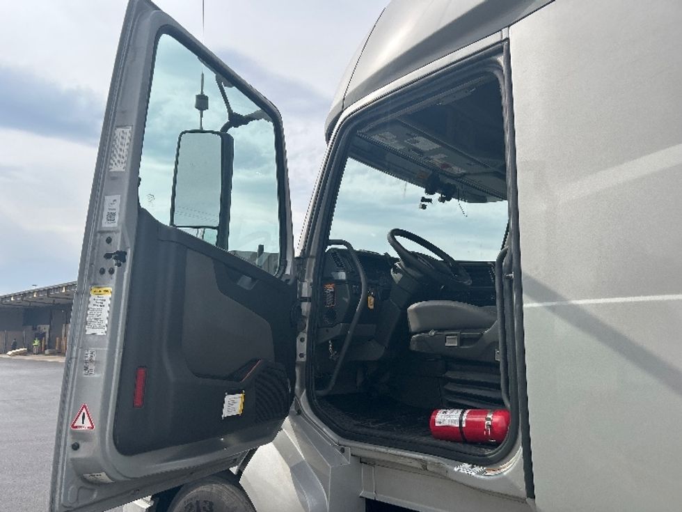 Sleeper Tractor-Heavy Duty Tractors-Volvo-2020-VNL64740-Lowell-AR-699,729\n\t\tmiles-$ 43,500 - Image 9