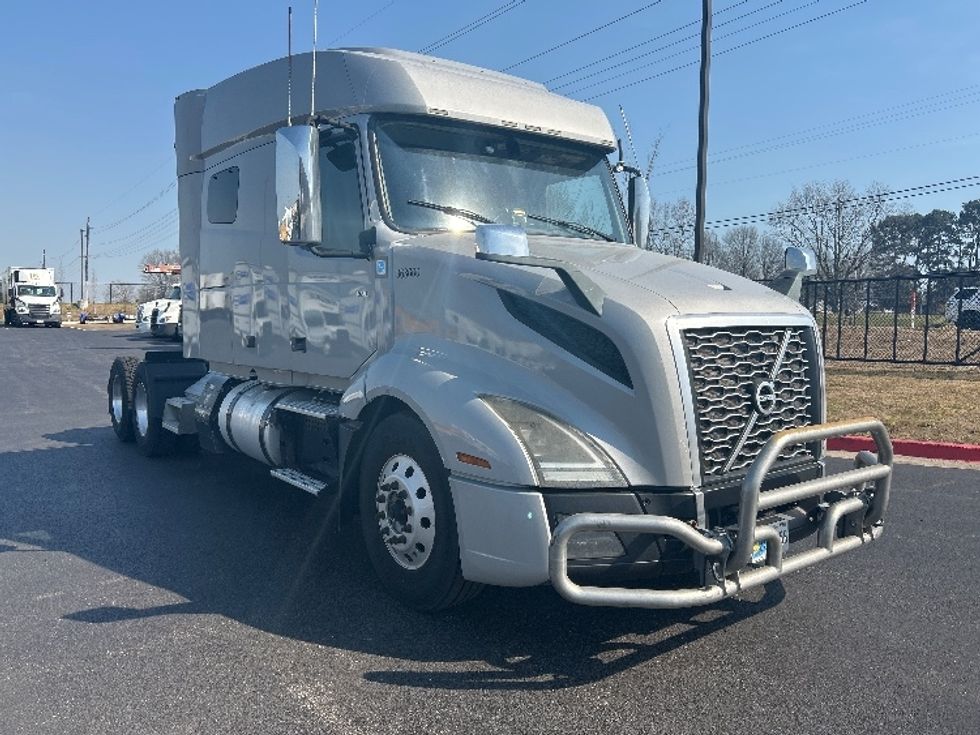 Sleeper Tractor-Heavy Duty Tractors-Volvo-2020-VNL64740-Lowell-AR-740,400\n\t\tmiles-$ 40,500 - Image 1