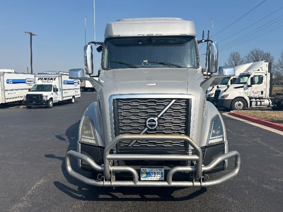 Sleeper Tractor-Heavy Duty Tractors-Volvo-2020-VNL64740-Lowell-AR-740,400\n\t\tmiles-$ 40,500 - Image 2