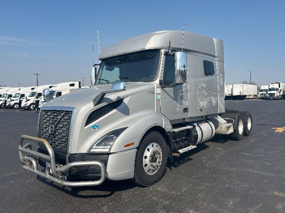 Sleeper Tractor-Heavy Duty Tractors-Volvo-2020-VNL64740-Lowell-AR-740,400\n\t\tmiles-$ 40,500 - Image 3