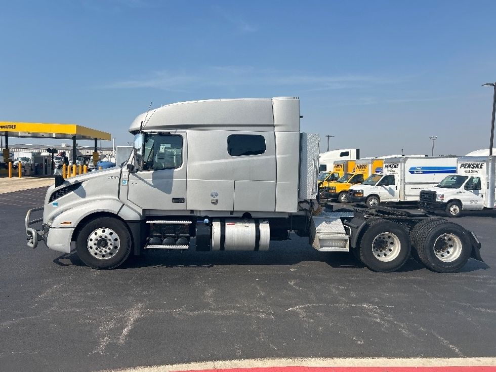 Sleeper Tractor-Heavy Duty Tractors-Volvo-2020-VNL64740-Lowell-AR-740,400\n\t\tmiles-$ 40,500 - Image 4