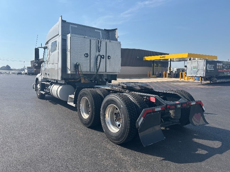 Sleeper Tractor-Heavy Duty Tractors-Volvo-2020-VNL64740-Lowell-AR-740,400\n\t\tmiles-$ 40,500 - Image 5