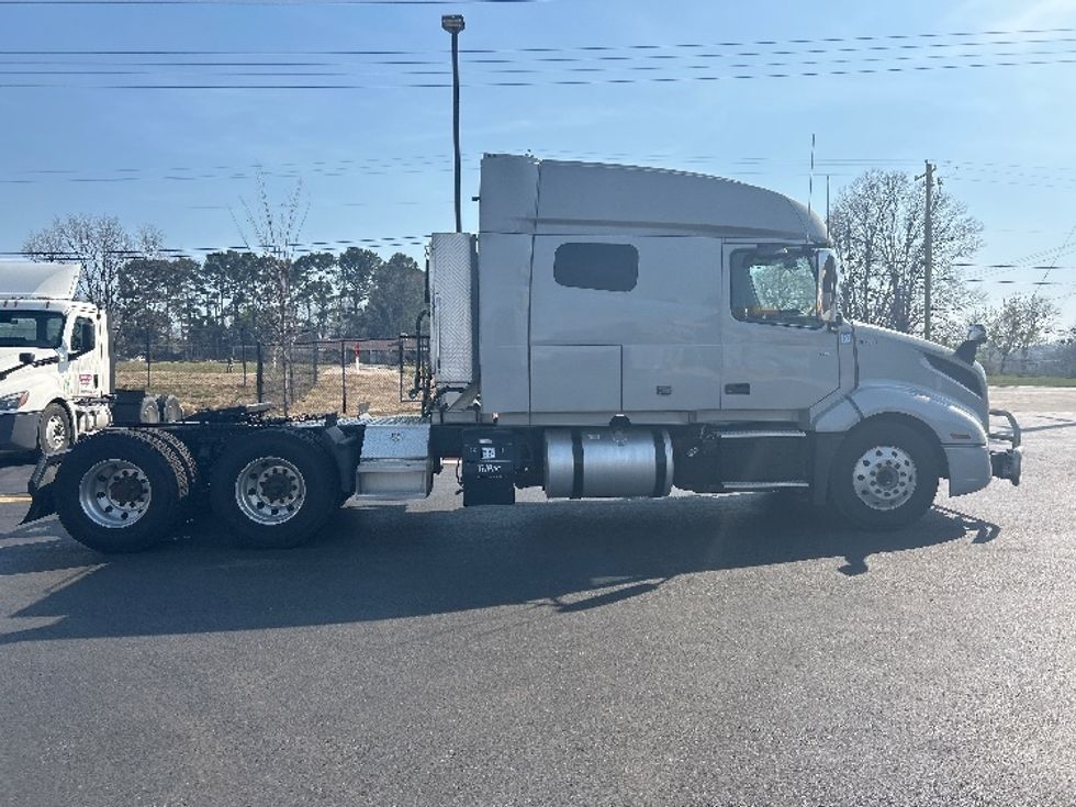 Sleeper Tractor-Heavy Duty Tractors-Volvo-2020-VNL64740-Lowell-AR-740,400\n\t\tmiles-$ 40,500 - Image 8
