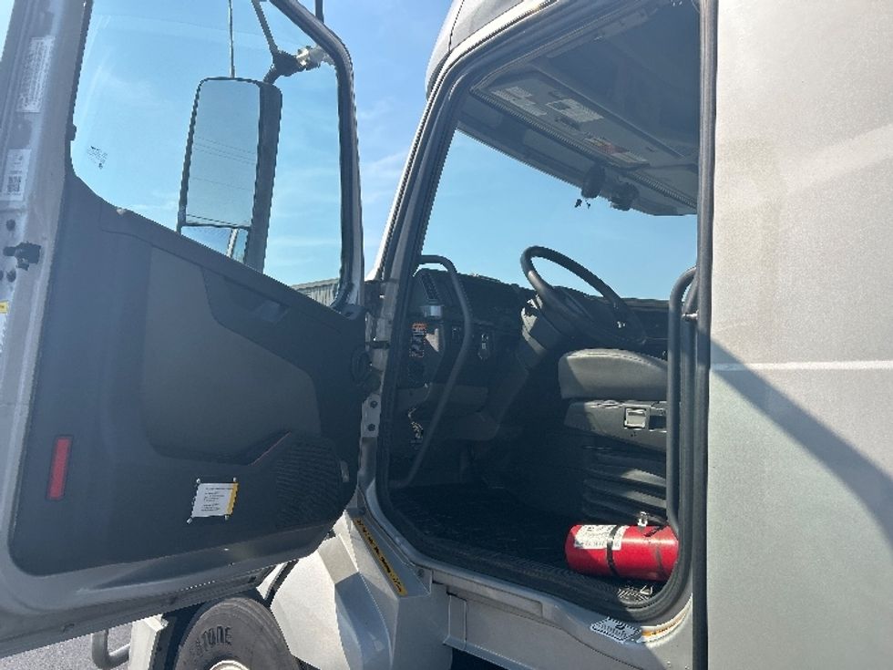 Sleeper Tractor-Heavy Duty Tractors-Volvo-2020-VNL64740-Lowell-AR-740,400\n\t\tmiles-$ 40,500 - Image 9