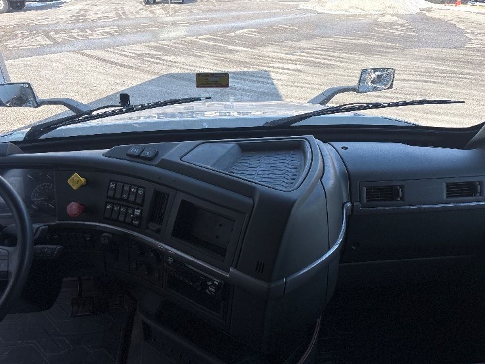 Sleeper Tractor-Heavy Duty Tractors-Volvo-2020-VNL64740-Moberly-MO-512,611\n\t\tmiles-$ 57,000 - Image 12