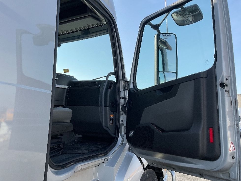 Sleeper Tractor-Heavy Duty Tractors-Volvo-2020-VNL64740-Moberly-MO-512,611\n\t\tmiles-$ 57,000 - Image 13