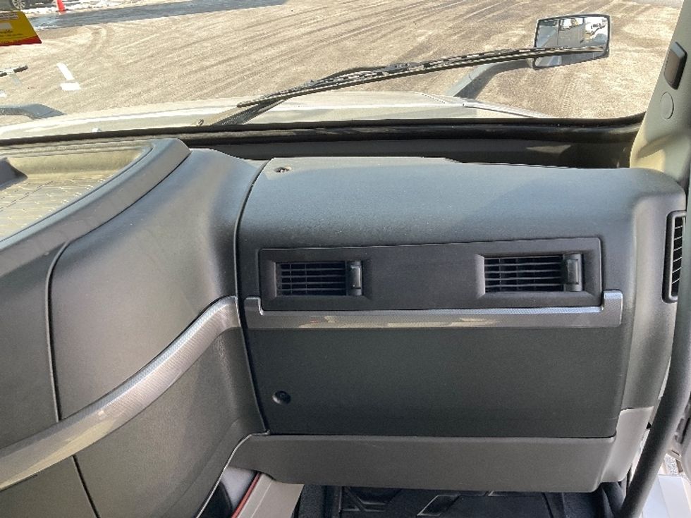 Sleeper Tractor-Heavy Duty Tractors-Volvo-2020-VNL64740-Moberly-MO-512,611\n\t\tmiles-$ 57,000 - Image 14