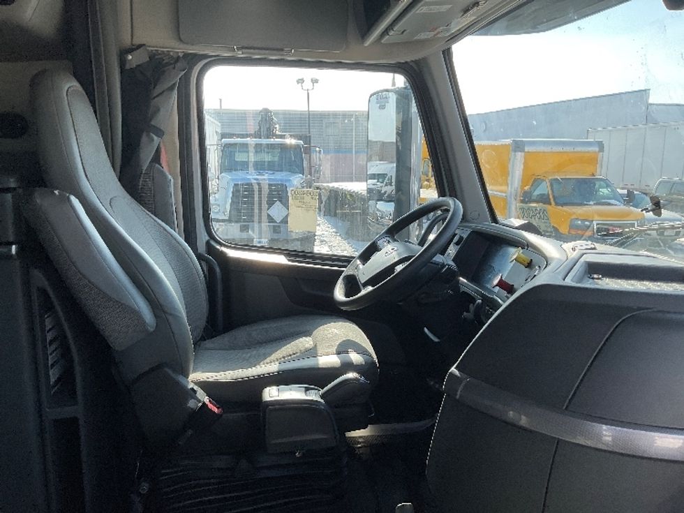 Sleeper Tractor-Heavy Duty Tractors-Volvo-2020-VNL64740-Moberly-MO-512,611\n\t\tmiles-$ 57,000 - Image 15