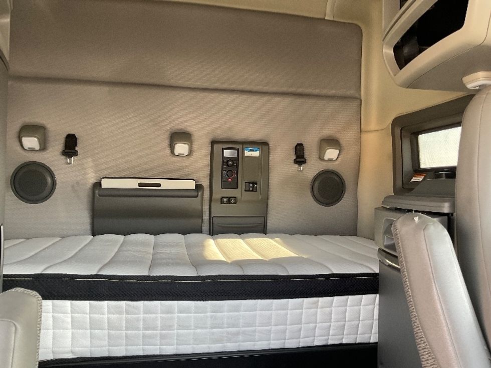 Sleeper Tractor-Heavy Duty Tractors-Volvo-2020-VNL64740-Moberly-MO-512,611\n\t\tmiles-$ 57,000 - Image 16