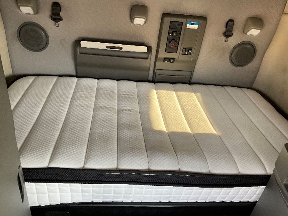 Sleeper Tractor-Heavy Duty Tractors-Volvo-2020-VNL64740-Moberly-MO-512,611\n\t\tmiles-$ 57,000 - Image 17