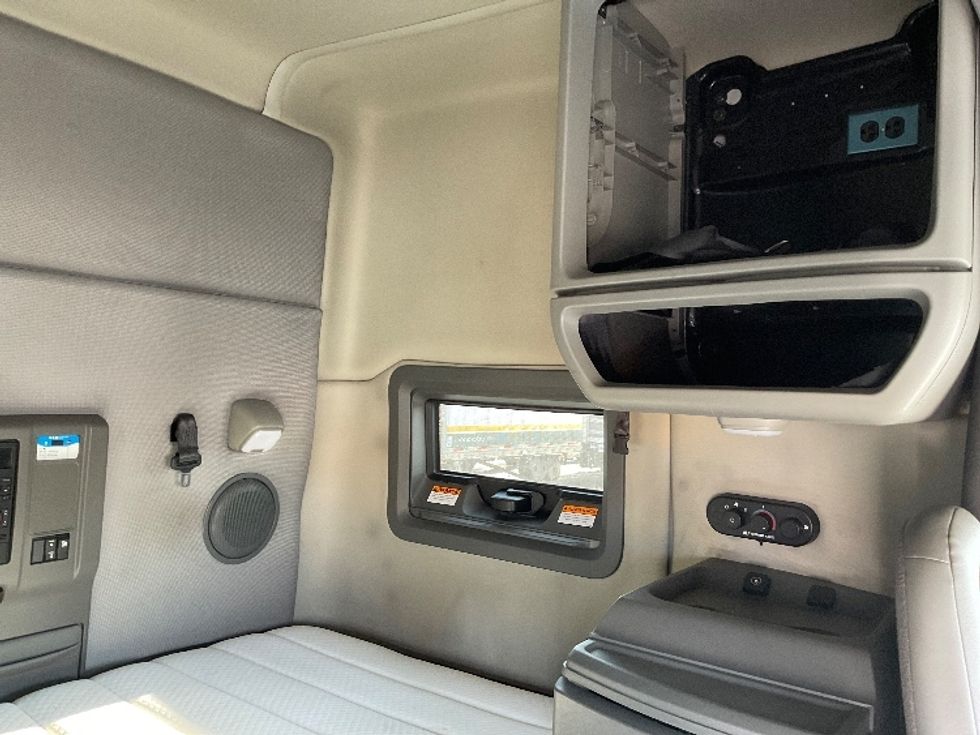 Sleeper Tractor-Heavy Duty Tractors-Volvo-2020-VNL64740-Moberly-MO-512,611\n\t\tmiles-$ 57,000 - Image 18