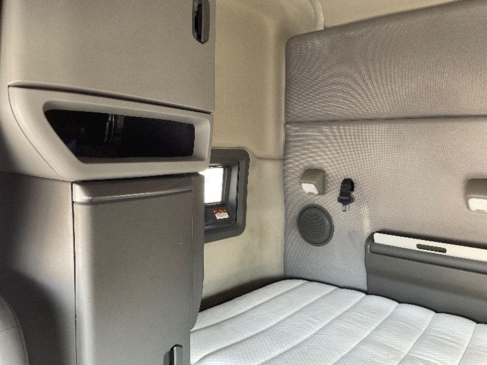 Sleeper Tractor-Heavy Duty Tractors-Volvo-2020-VNL64740-Moberly-MO-512,611\n\t\tmiles-$ 57,000 - Image 19