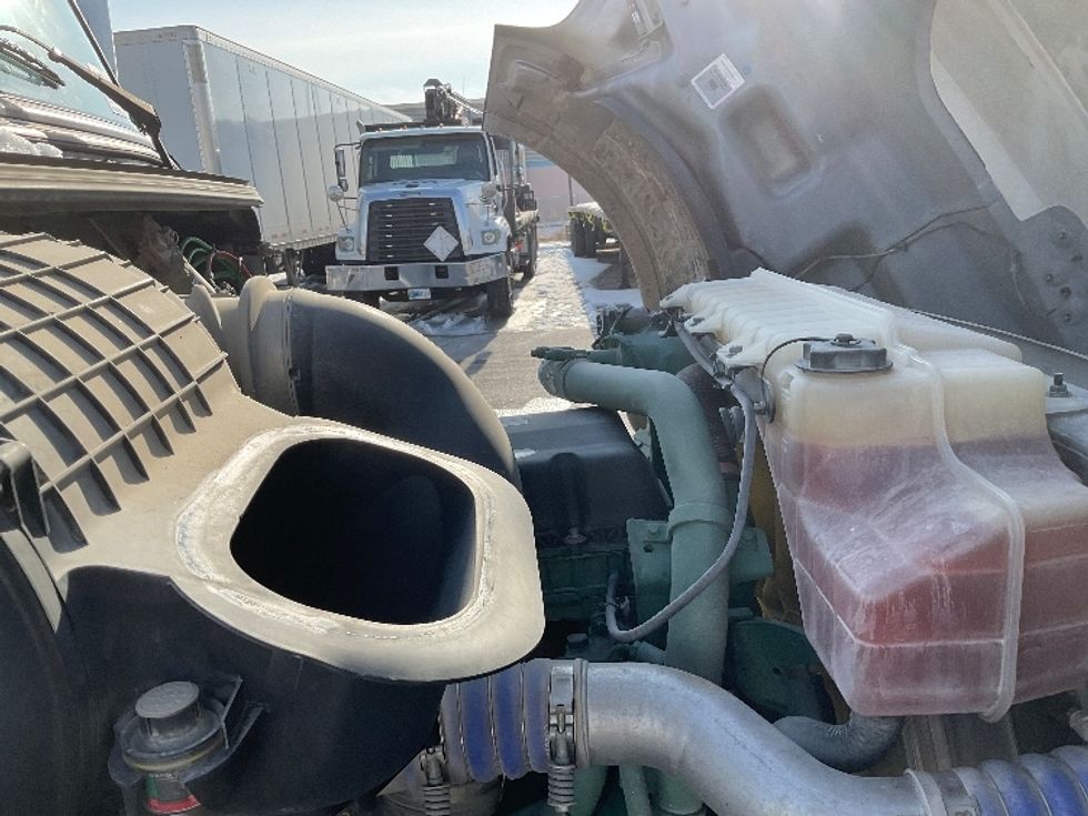 Sleeper Tractor-Heavy Duty Tractors-Volvo-2020-VNL64740-Moberly-MO-512,611\n\t\tmiles-$ 57,000 - Image 20