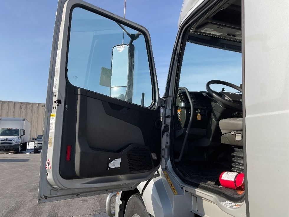 Sleeper Tractor-Heavy Duty Tractors-Volvo-2020-VNL64740-Moberly-MO-512,611\n\t\tmiles-$ 57,000 - Image 9