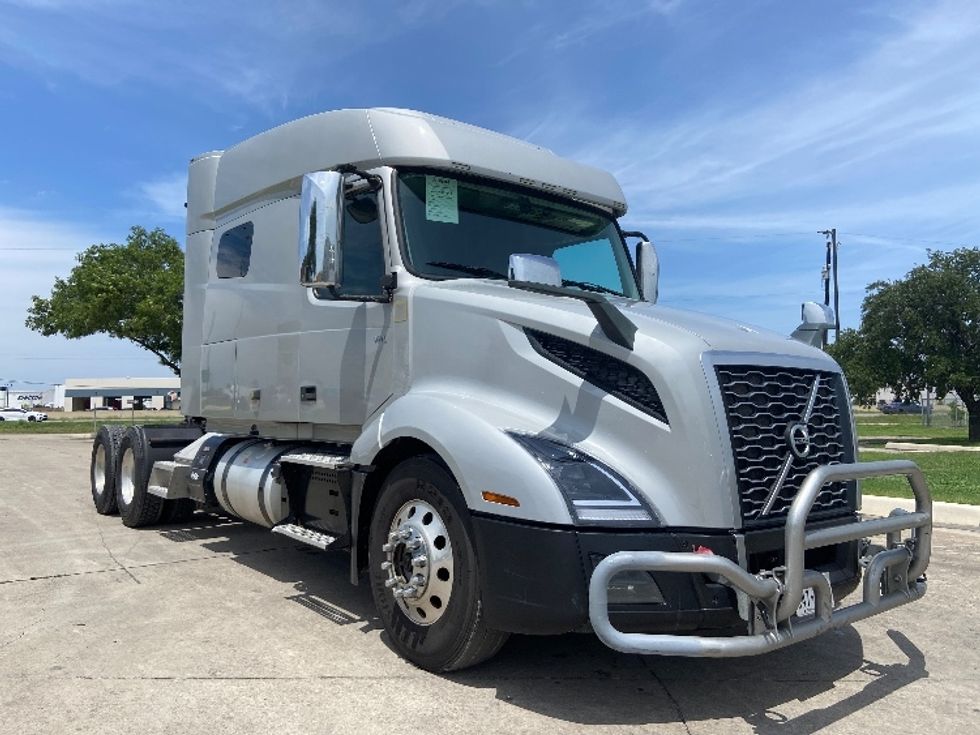 Sleeper Tractor-Heavy Duty Tractors-Volvo-2020-VNL64740-San Antonio-TX-519,811\n\t\tmiles-$ 60,750 - Image 1