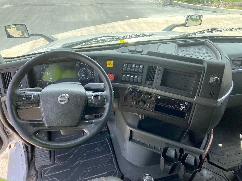 Sleeper Tractor-Heavy Duty Tractors-Volvo-2020-VNL64740-San Antonio-TX-519,811\n\t\tmiles-$ 60,750 - Image 11