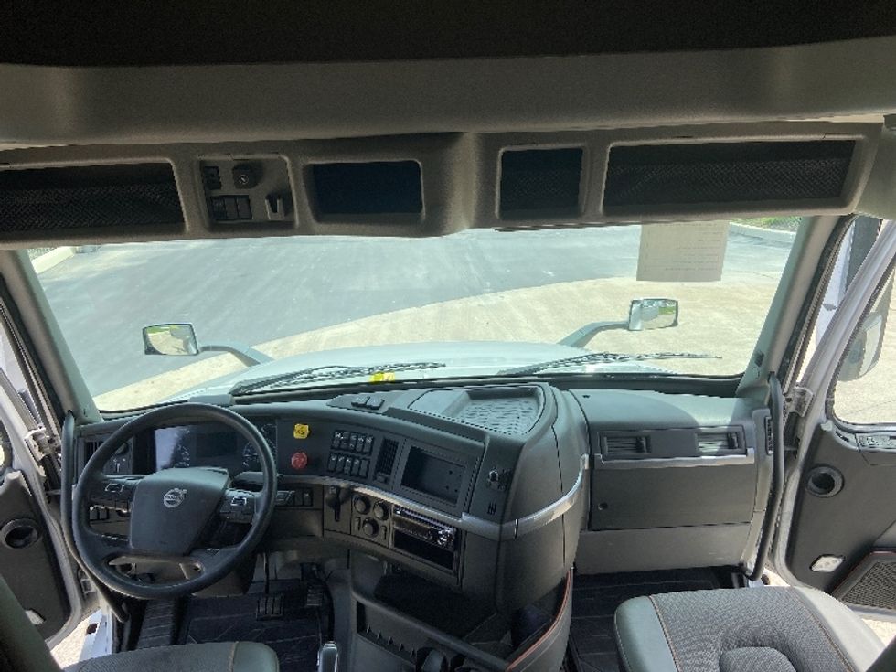 Sleeper Tractor-Heavy Duty Tractors-Volvo-2020-VNL64740-San Antonio-TX-519,811\n\t\tmiles-$ 60,750 - Image 12