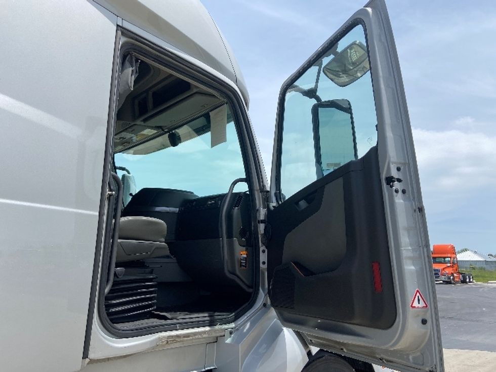 Sleeper Tractor-Heavy Duty Tractors-Volvo-2020-VNL64740-San Antonio-TX-519,811\n\t\tmiles-$ 60,750 - Image 13