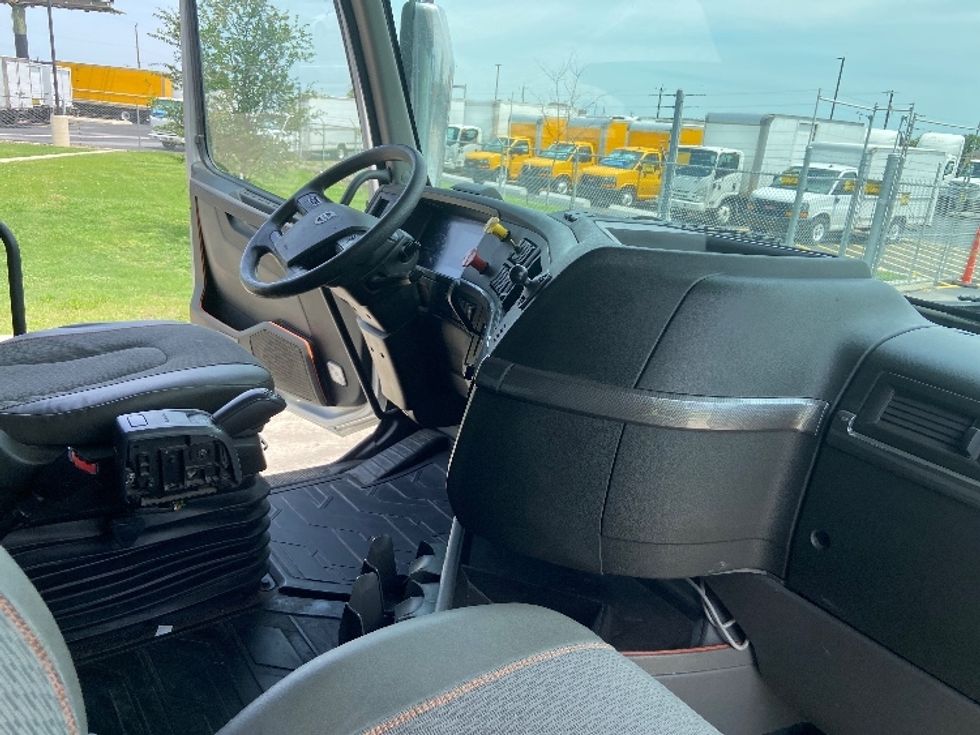 Sleeper Tractor-Heavy Duty Tractors-Volvo-2020-VNL64740-San Antonio-TX-519,811\n\t\tmiles-$ 60,750 - Image 15