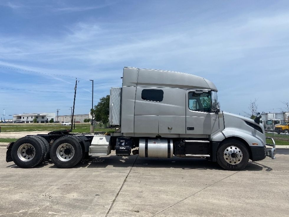 Sleeper Tractor-Heavy Duty Tractors-Volvo-2020-VNL64740-San Antonio-TX-519,811\n\t\tmiles-$ 60,750 - Image 8
