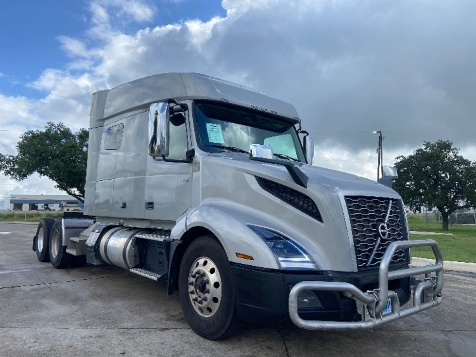 Sleeper Tractor-Heavy Duty Tractors-Volvo-2020-VNL64740-San Antonio-TX-547,227\n\t\tmiles-$ 59,750 - Image 1