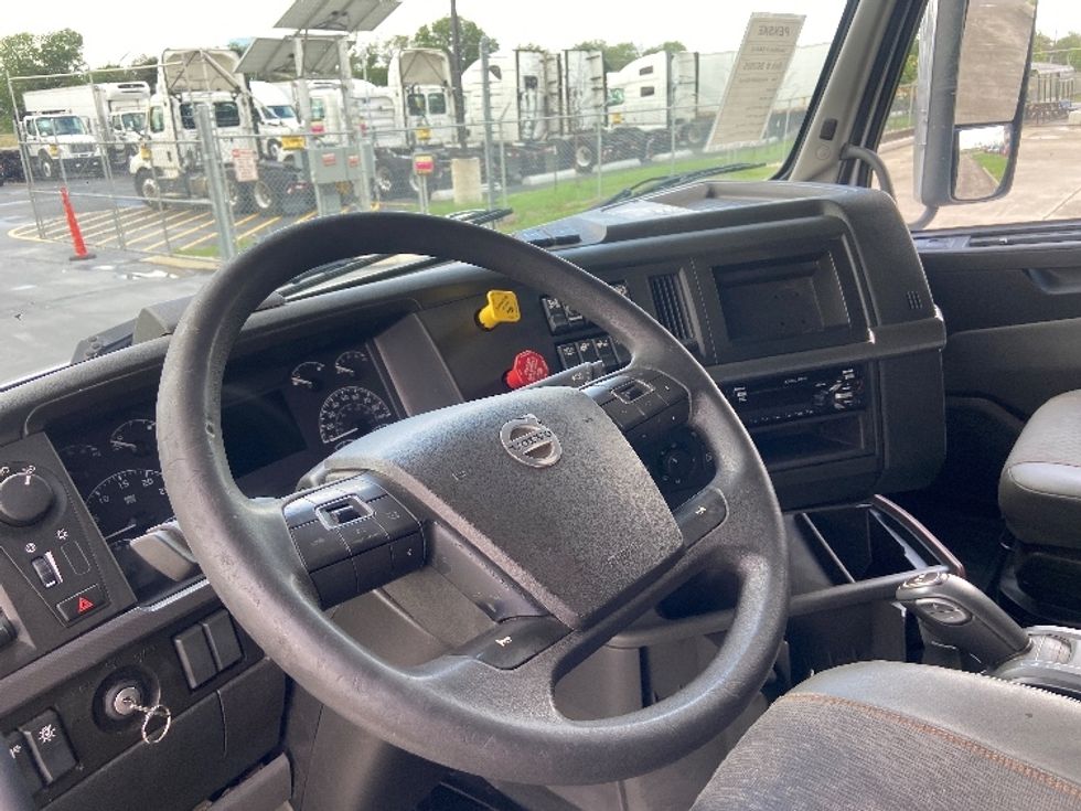 Sleeper Tractor-Heavy Duty Tractors-Volvo-2020-VNL64740-San Antonio-TX-547,227\n\t\tmiles-$ 59,750 - Image 10