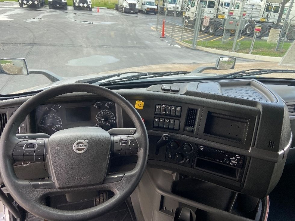 Sleeper Tractor-Heavy Duty Tractors-Volvo-2020-VNL64740-San Antonio-TX-547,227\n\t\tmiles-$ 59,750 - Image 11