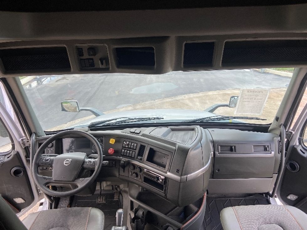 Sleeper Tractor-Heavy Duty Tractors-Volvo-2020-VNL64740-San Antonio-TX-547,227\n\t\tmiles-$ 59,750 - Image 12