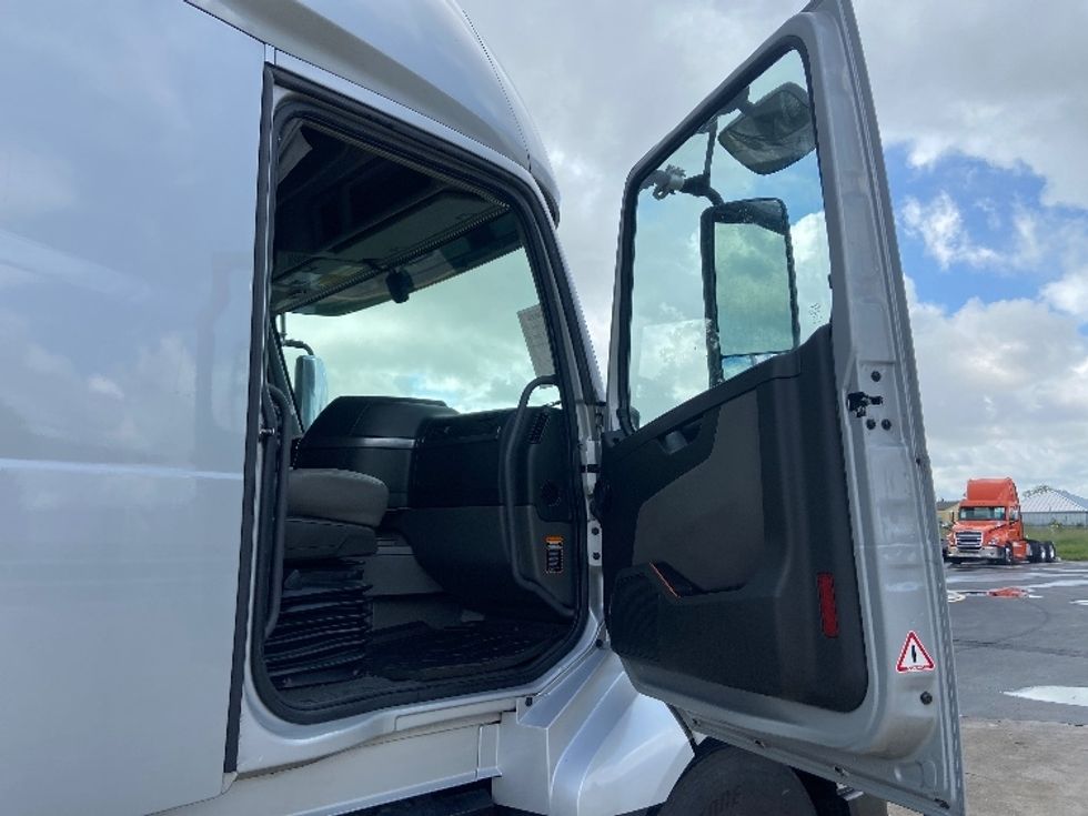 Sleeper Tractor-Heavy Duty Tractors-Volvo-2020-VNL64740-San Antonio-TX-547,227\n\t\tmiles-$ 59,750 - Image 13