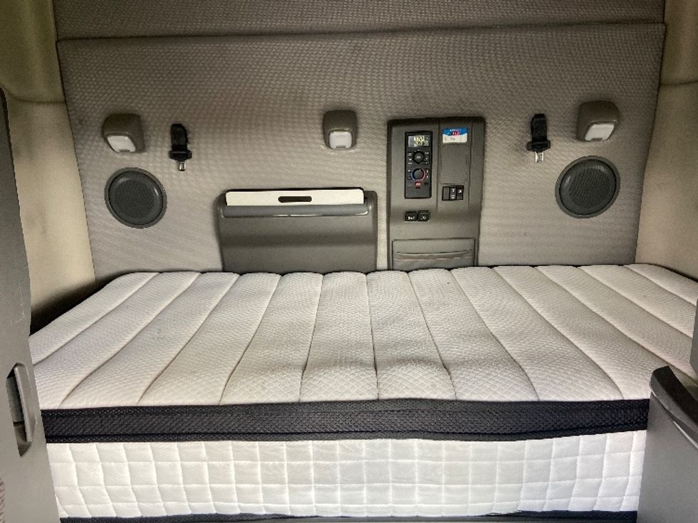Sleeper Tractor-Heavy Duty Tractors-Volvo-2020-VNL64740-San Antonio-TX-547,227\n\t\tmiles-$ 59,750 - Image 17