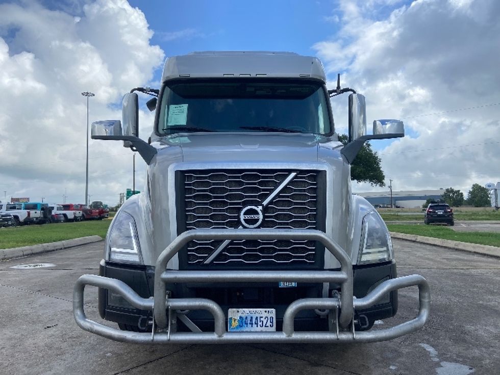 Sleeper Tractor-Heavy Duty Tractors-Volvo-2020-VNL64740-San Antonio-TX-547,227\n\t\tmiles-$ 59,750 - Image 2