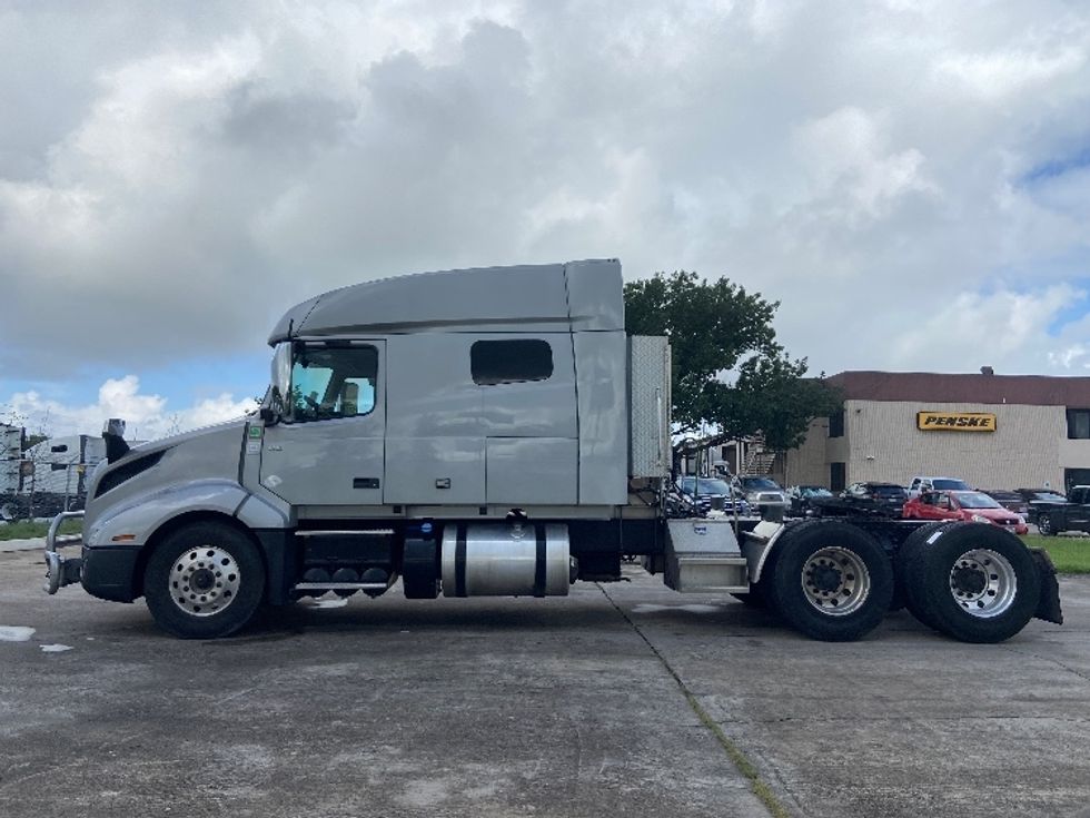 Sleeper Tractor-Heavy Duty Tractors-Volvo-2020-VNL64740-San Antonio-TX-547,227\n\t\tmiles-$ 59,750 - Image 4