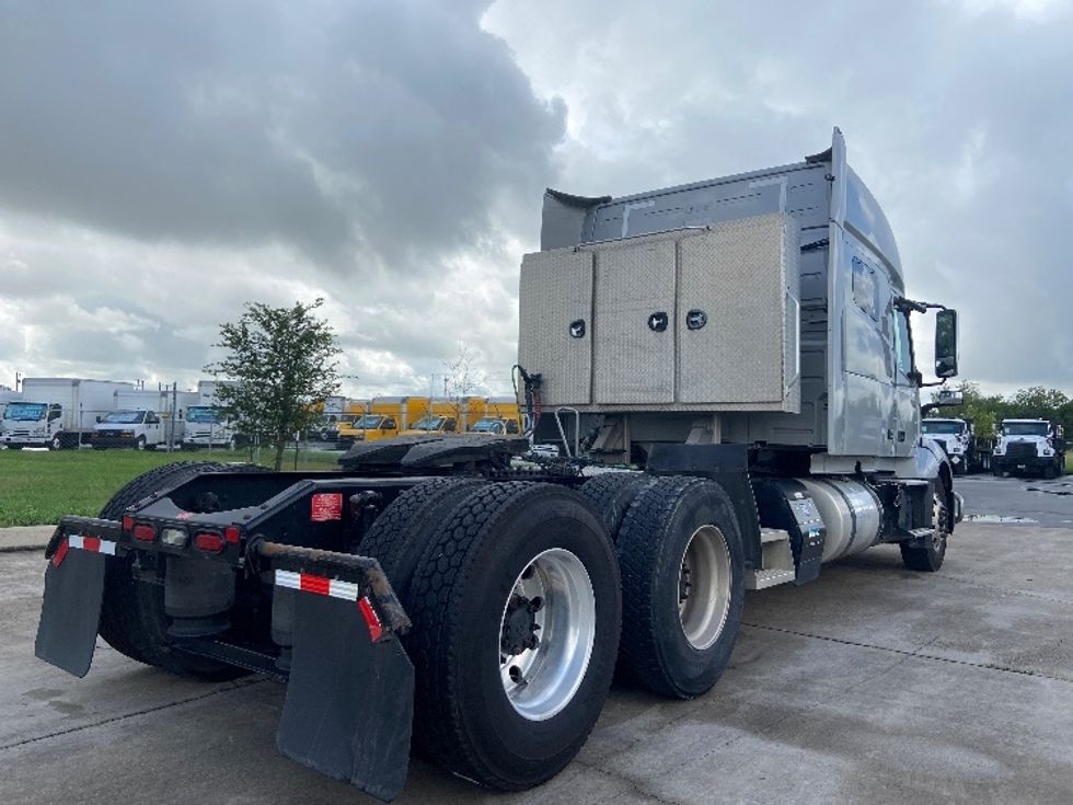 Sleeper Tractor-Heavy Duty Tractors-Volvo-2020-VNL64740-San Antonio-TX-547,227\n\t\tmiles-$ 59,750 - Image 7
