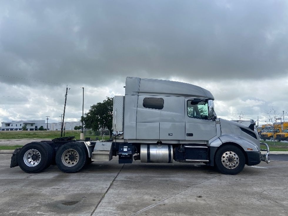 Sleeper Tractor-Heavy Duty Tractors-Volvo-2020-VNL64740-San Antonio-TX-547,227\n\t\tmiles-$ 59,750 - Image 8