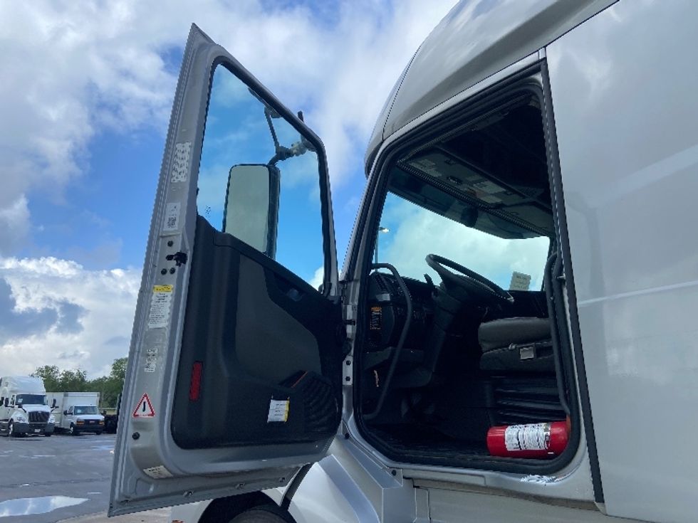 Sleeper Tractor-Heavy Duty Tractors-Volvo-2020-VNL64740-San Antonio-TX-547,227\n\t\tmiles-$ 59,750 - Image 9