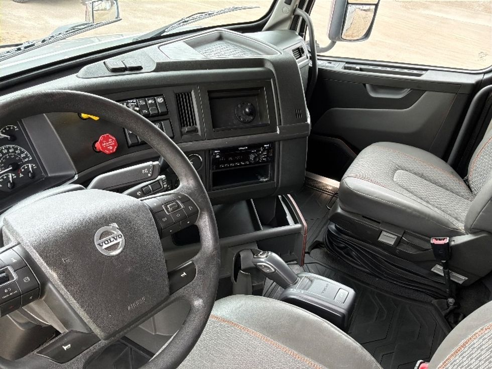 Sleeper Tractor-Heavy Duty Tractors-Volvo-2020-VNL64740-Sioux Falls-SD-461,536\n\t\tmiles-$ 60,000 - Image 10