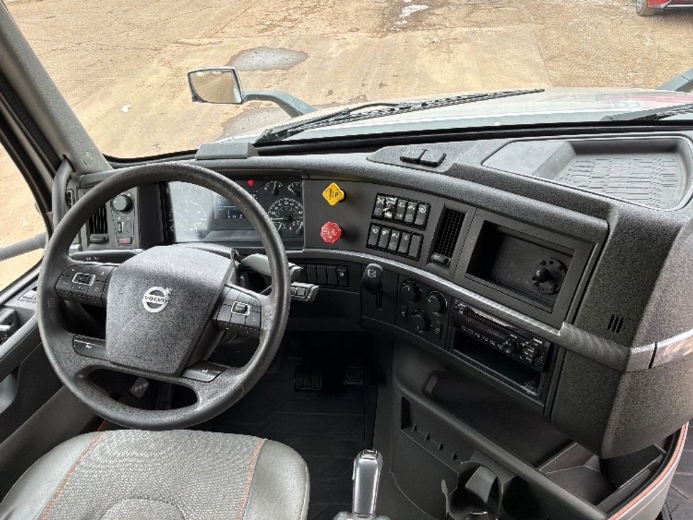 Sleeper Tractor-Heavy Duty Tractors-Volvo-2020-VNL64740-Sioux Falls-SD-461,536\n\t\tmiles-$ 60,000 - Image 11